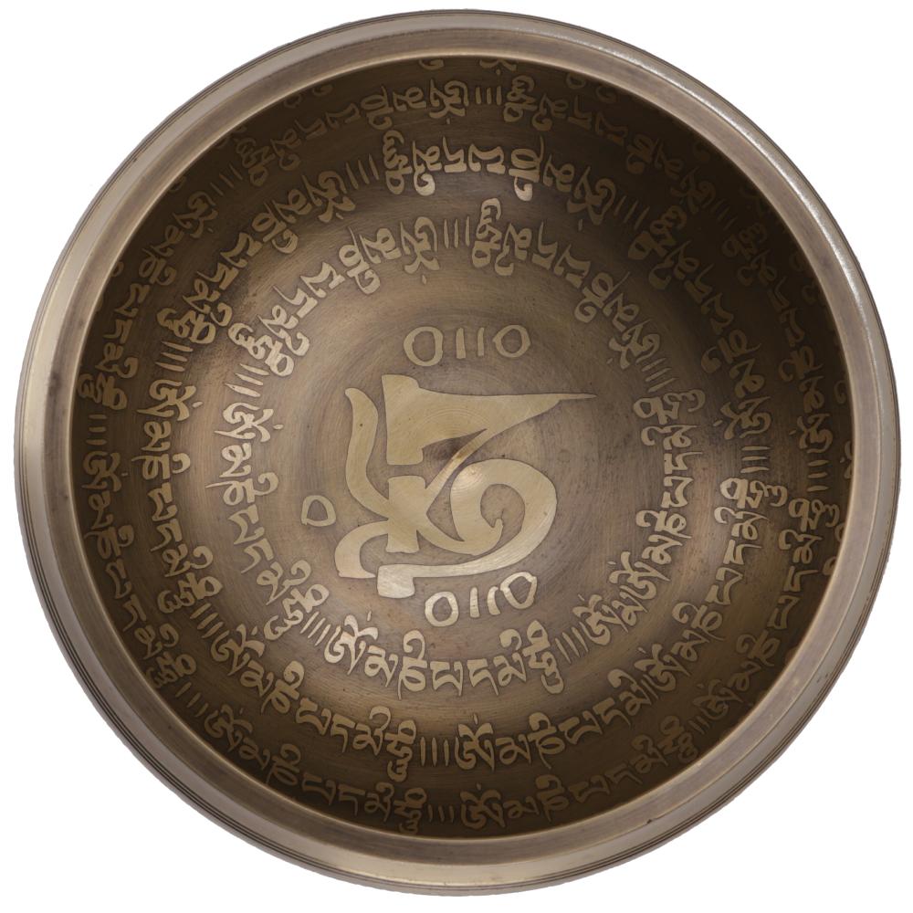 Innenansicht einer tibetischen Klangschale aus Bronze mit großem Om-Symbol und kreisförmig angeordneten tibetischen Mantra-Gravuren.