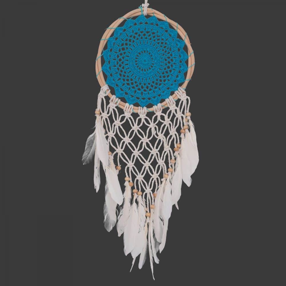 Sommerlicher Traumfaenger mit hellblauer Stickerei und weissen Federn