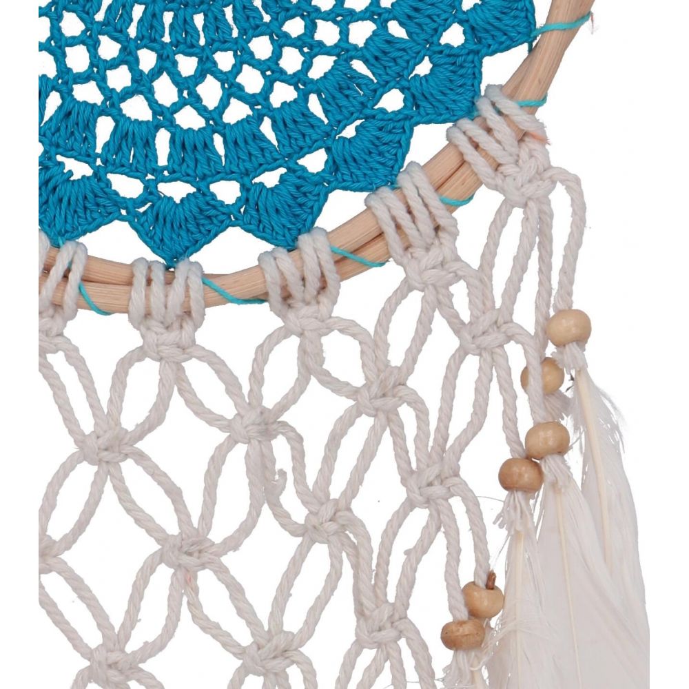 Traumfaenger mit hellblauer Stickerei und weissen Federn Detailansicht