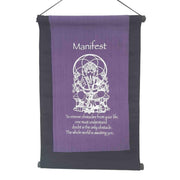 Wandbehang mit dem Motiv Ganesha und der Botschaft Manifest in lila