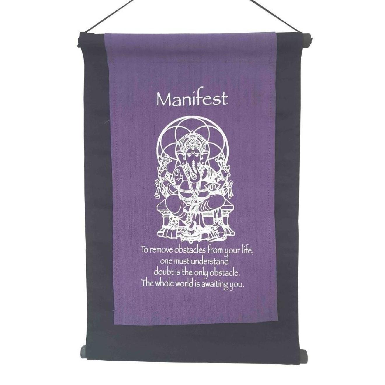 Wandbehang mit dem Motiv Ganesha und der Botschaft Manifest in lila