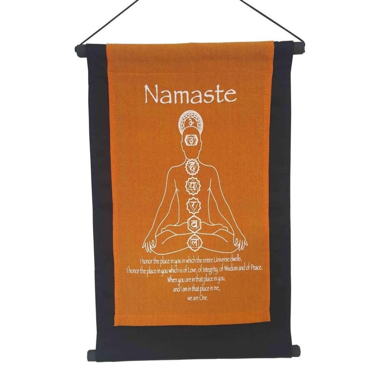 Wandbehang mit der Botschaft Namasté und dem Motiv Chakra Buddha in safran