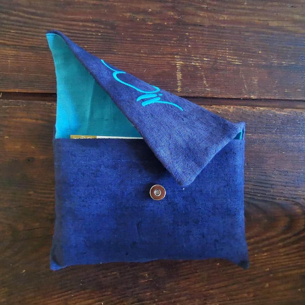 Wir Karten von Karl und Jwala Gamper mit Tasche aus Bauernleinen in jeansblau und türkis