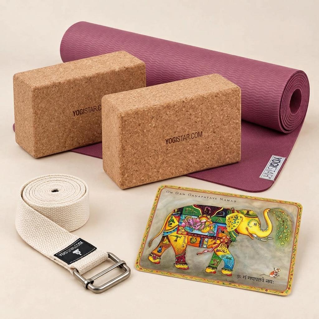 Yoga Set für Anfänger mit bordeauxfarbener Yogamatte, zwei Korkblöcken, naturweißem Yogagurt und Ganesha-Postkarte