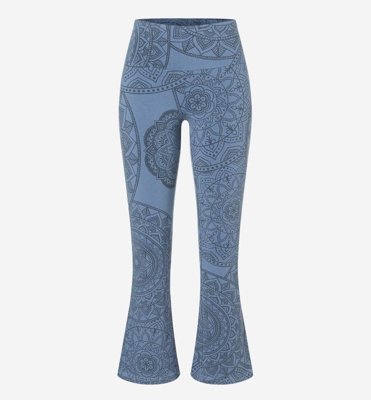 Yogahose Damen Guna in enzianblau mit hohem Bund und ausgestelltem Bein Vorderseite