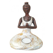 Yogini mit Teelicht