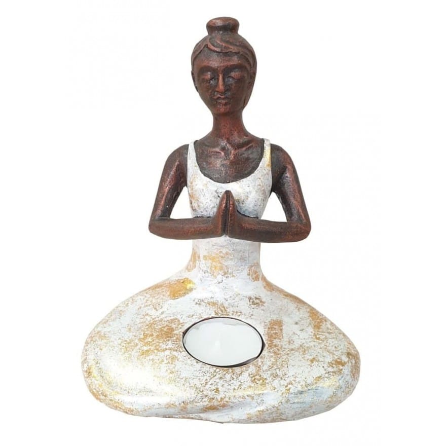 Yogini mit Teelicht