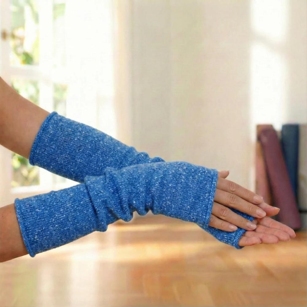 Extra lange blaue Armstulpen von YOGISTAR mit elastischem Strickmaterial und Daumenöffnung, an beiden Armen getragen.