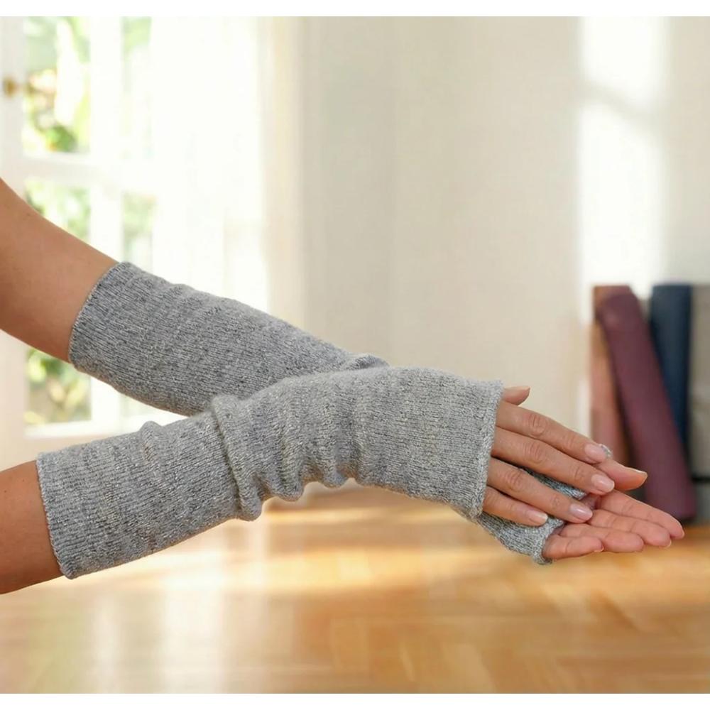 Graue lange Pulswärmer und Armstulpen von YOGISTAR mit Daumenöffnung, getragen an beiden Unterarmen.