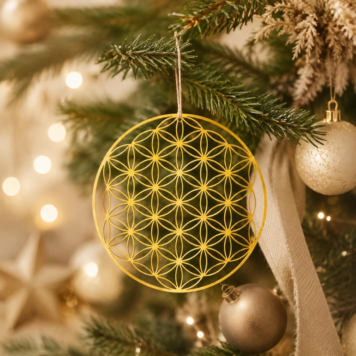Goldene Blume des Lebens mit 9 cm Durchmesser als festlicher Baumschmuck an einem weihnachtlich dekorierten Tannenbaum.