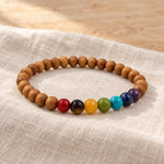 Chakra Armband mit Sandelholzperlen und sieben farbigen Heilsteinen