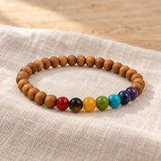Chakra Armband mit Sandelholzperlen und sieben farbigen Heilsteinen