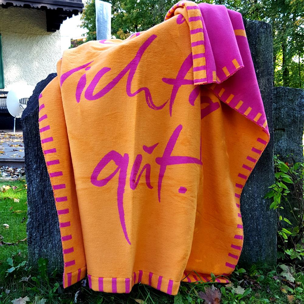 Kuscheldecke orange pink – „Es geht mir richtig gut“ von Signs by Jwala® – AlayaSol