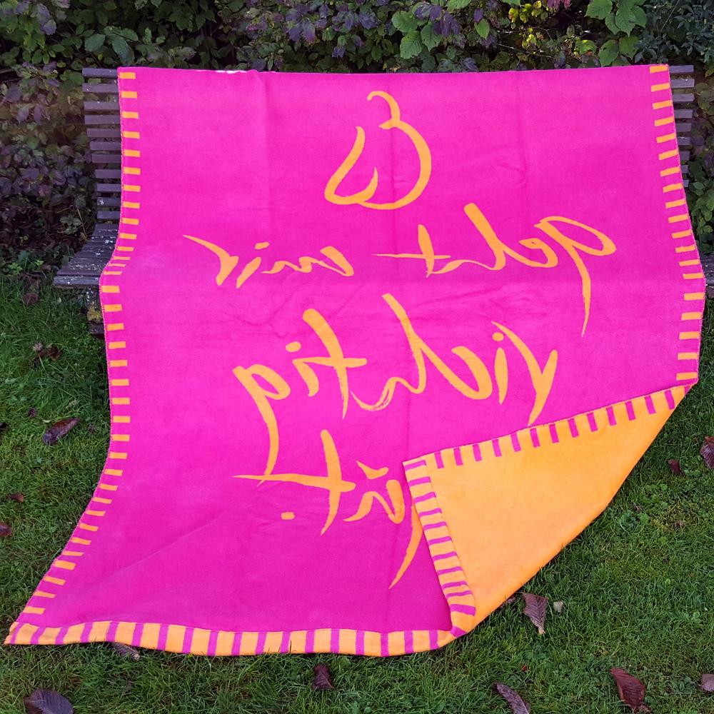 Kuscheldecke von Signs by Jwala pinke Seite mit spiegelverkehrter Schrift