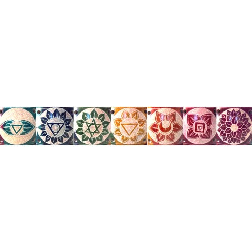 Sieben farbig gravierte Chakra-Symbole auf dem Räucherstövchen aus Speckstein.