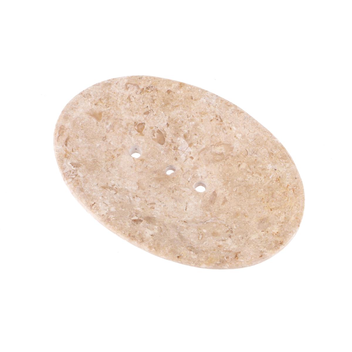 Unterseite der Seifenschale aus Naturmarmor in Creme mit drei Abflussöffnungen und individueller Steinstruktur.