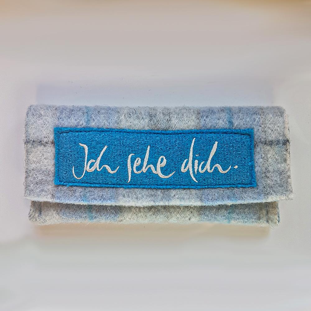 Brillentasche von Sign by Jwala® in Karo Babyblau mit der Stickerei 'Ich sehe dich'