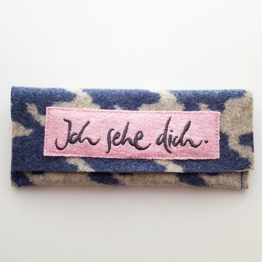Brillentasche von Sign by Jwala mit der Stickerei 'Ich sehe dich' in Hahnentritt blau