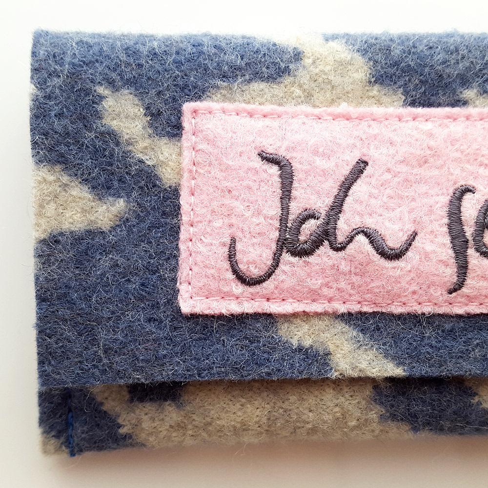 Brillentasche von Sign by Jwala mit der Stickerei 'Ich sehe dich' in Hahnentritt blau Detailansicht