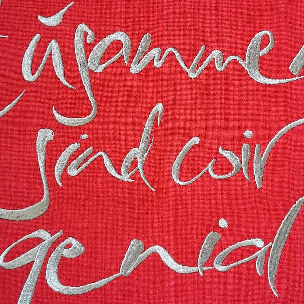Haussegen von Signs by Jwala 'Zusammen sind wir genial' Nahaufnahme