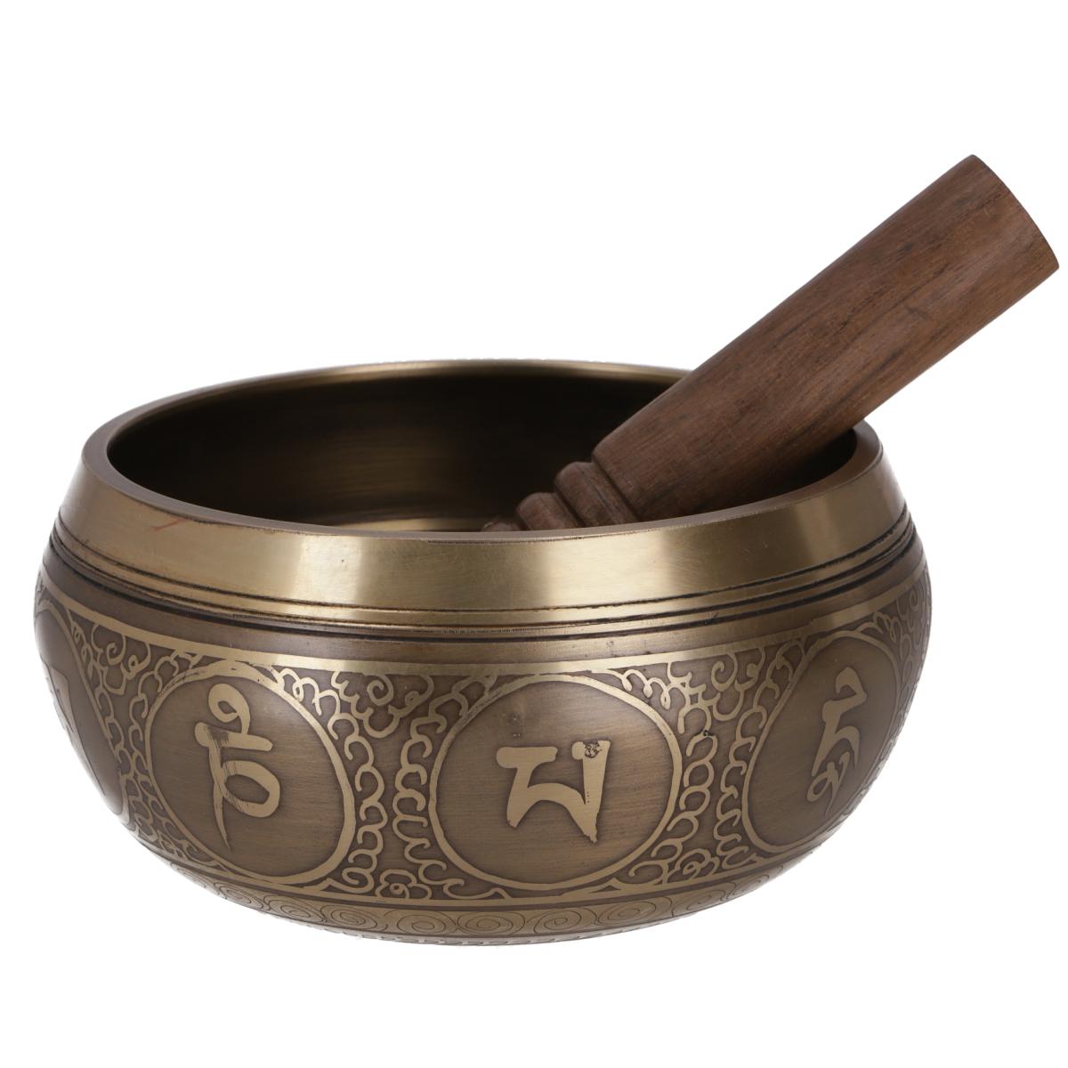 Seitenansicht einer tibetischen Klangschale aus Bronze mit tibetischen Schriftzeichen, ornamentalen Gravuren und Holzklöppel.