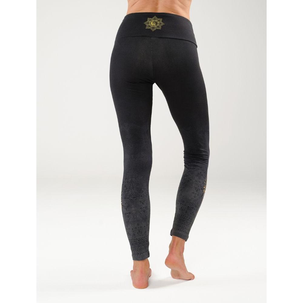 Rückansicht der Yoga Leggings Tivra in Anthrazit mit goldenem Ornament am breiten Bund und dezentem Muster an den Beinen