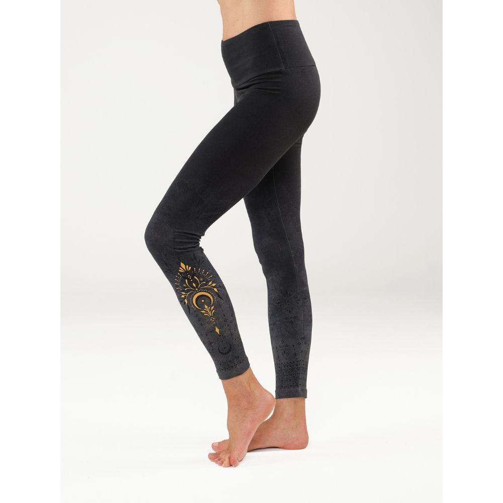 Yoga Legging Tivra von Spirit of OM in Anthrazit, seitlich getragen mit goldfarbenem Ornament am Unterschenkel