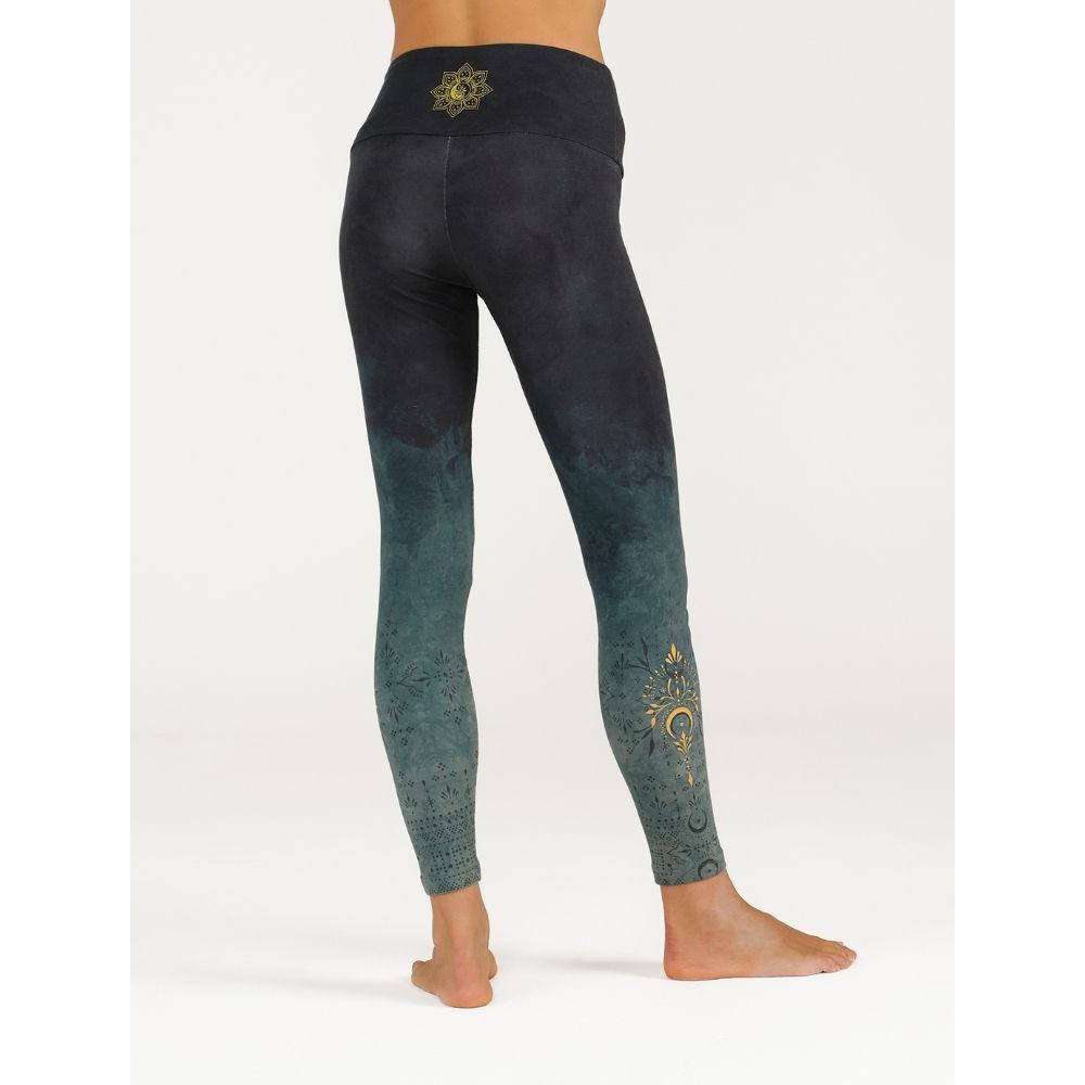 Rückansicht der Yoga Leggings Tivra in Lagunengrün mit goldenem Ornament am Bund und dekorativem Digitaldruck an den Beinen