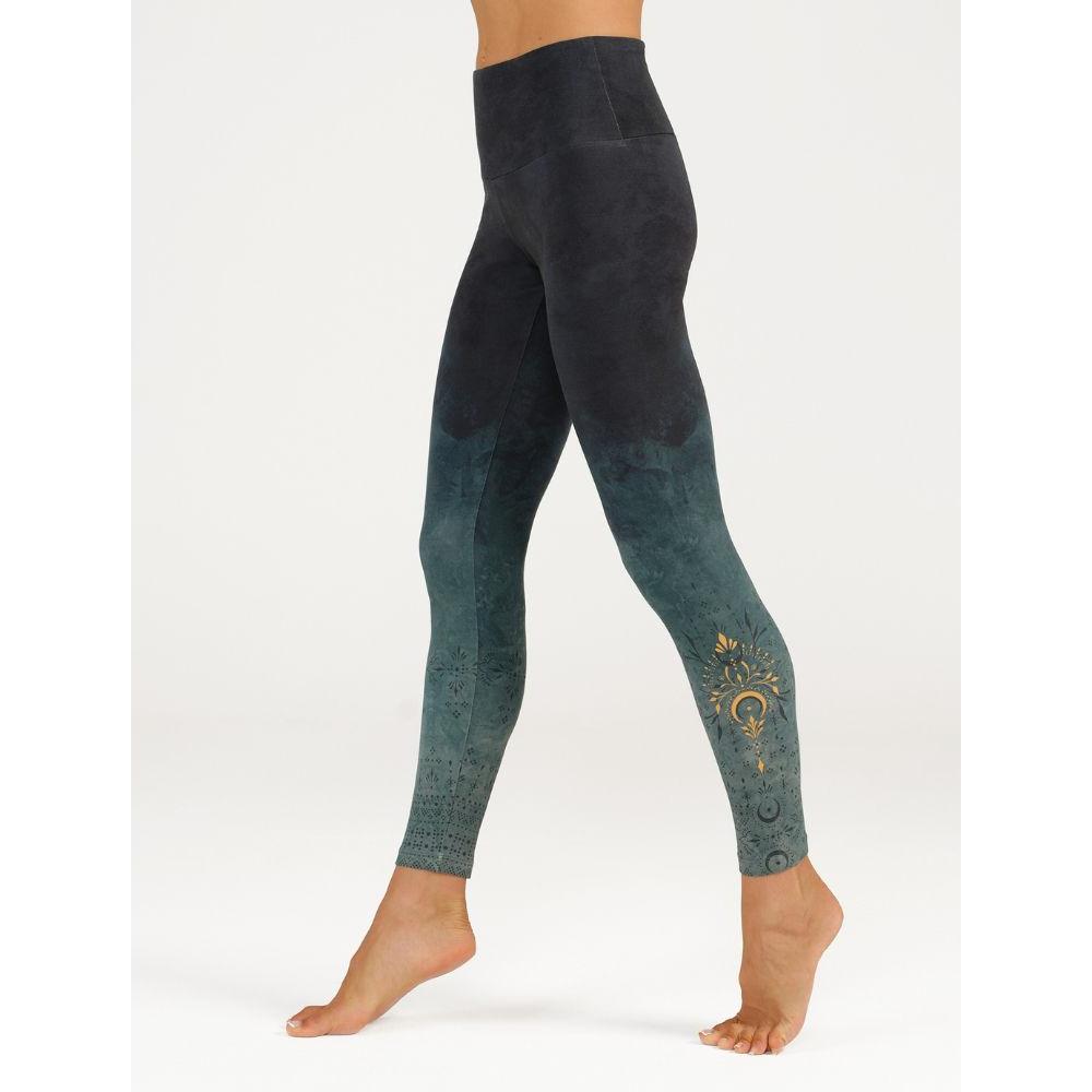 Seitenansicht der Yoga Legging Tivra mit breitem Mid-Rise-Bund und Farbverlauf von Anthrazit zu Lagunengrün