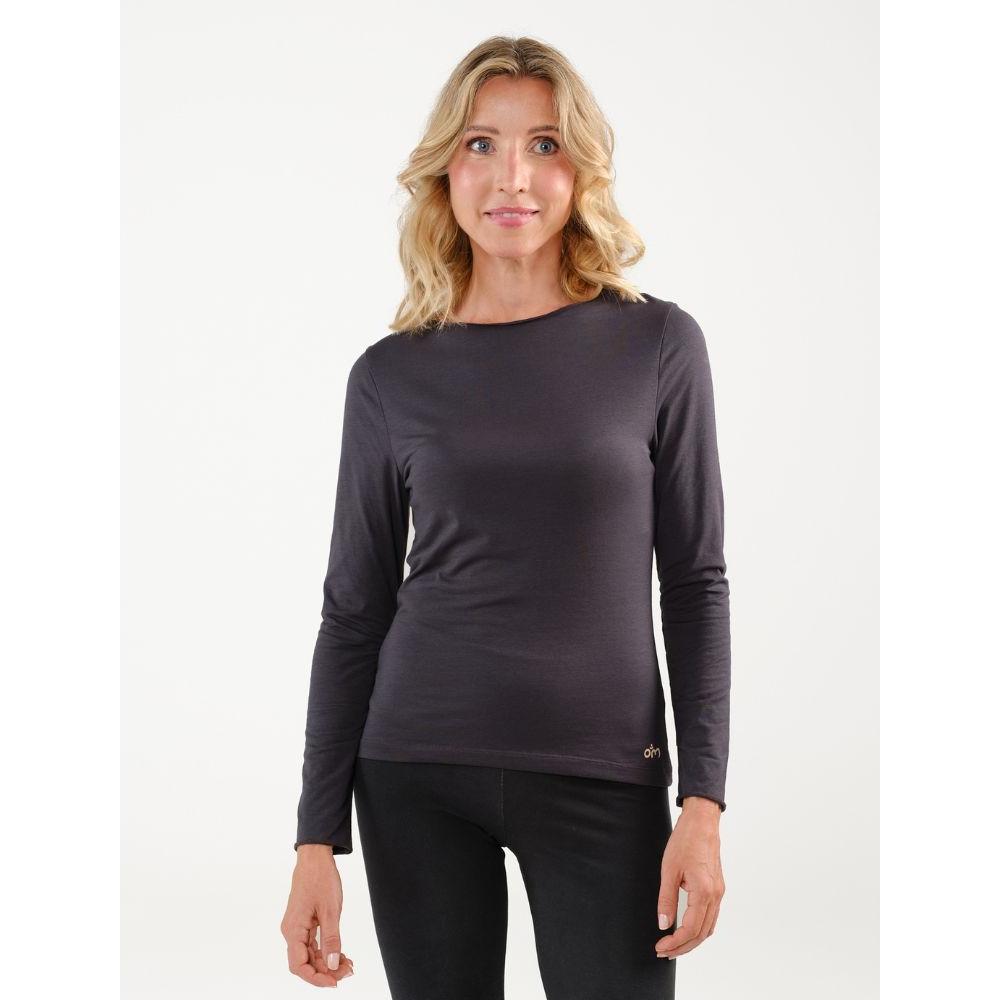 model.webp	Damen Yoga Langarmshirt Atma in Anthrazit mit körpernahem Schnitt, Rundhalsausschnitt und dezentem OM-Logo