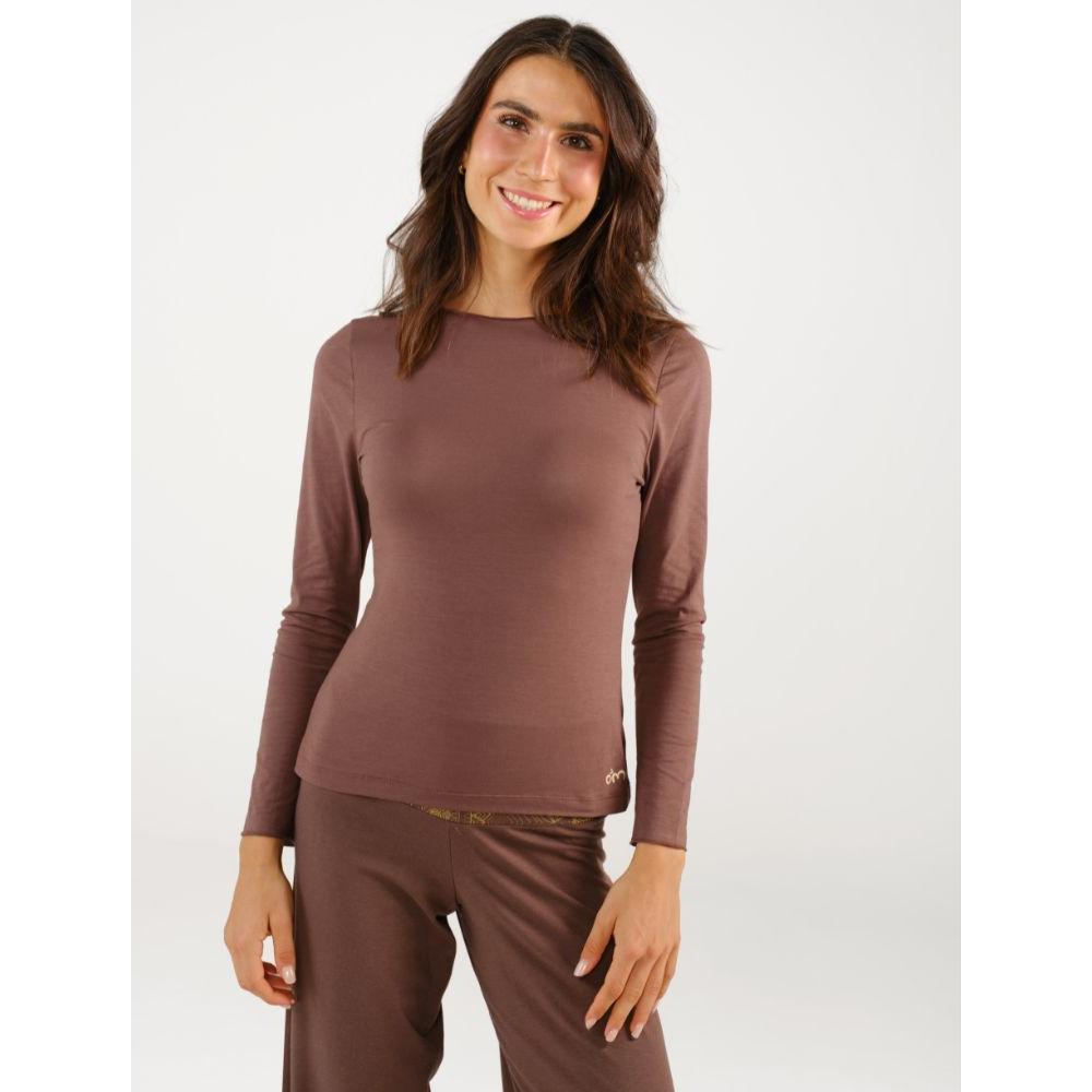 Model trägt das cacaobraune Yoga Longsleeve Atma von Spirit of OM zur passenden Yoga Hose Bali.