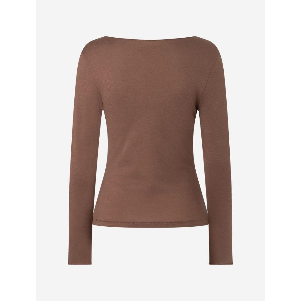 Rückansicht des Yoga Longsleeves Atma in Cacaobraun mit schmalen Ärmeln und geradem Saum.