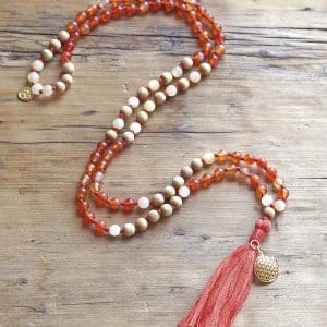 Spirit of Om Mala aus Carneol, Orangencalcit und Sandelholz