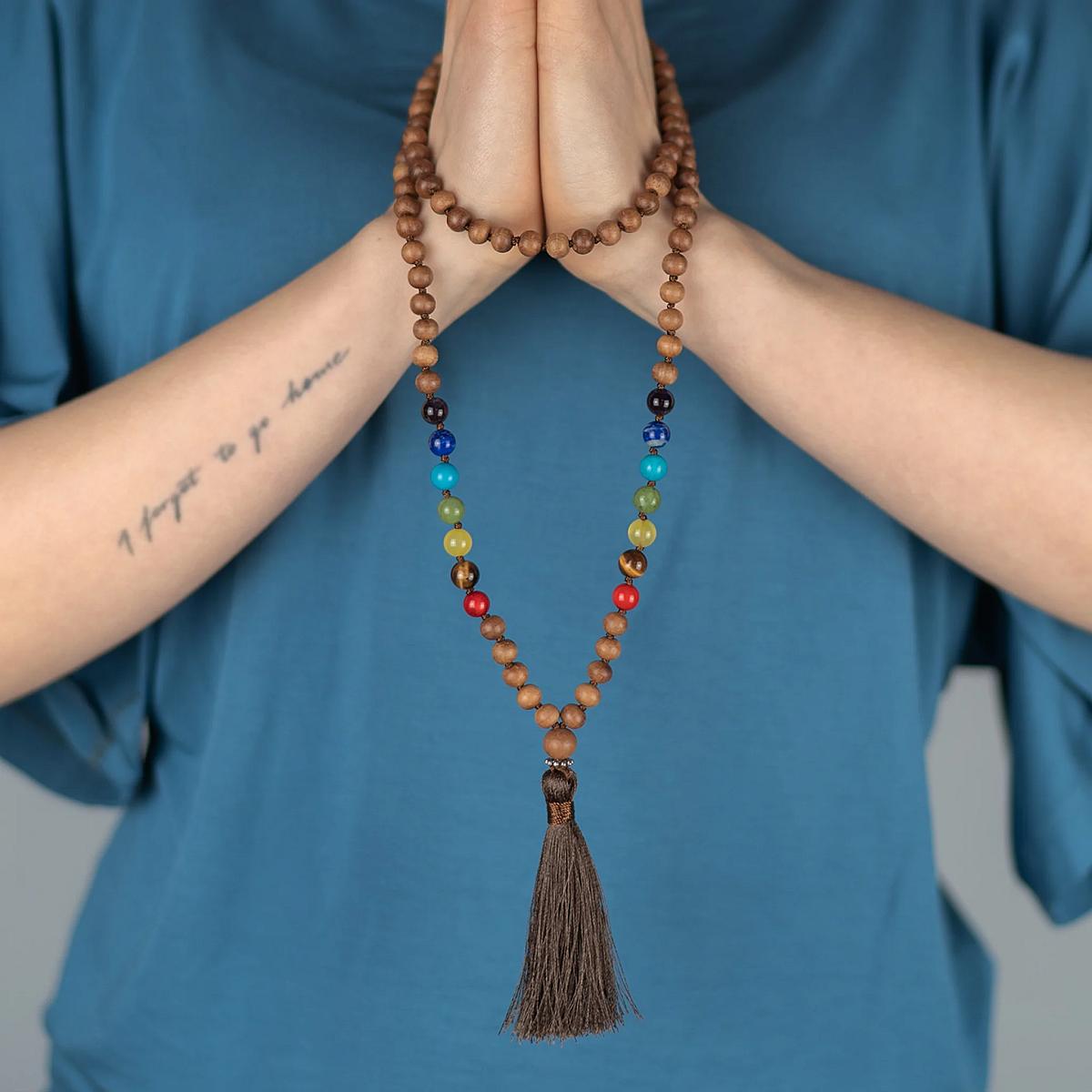 Mala Chakra Sandelholz braun bunt 108 Perlen