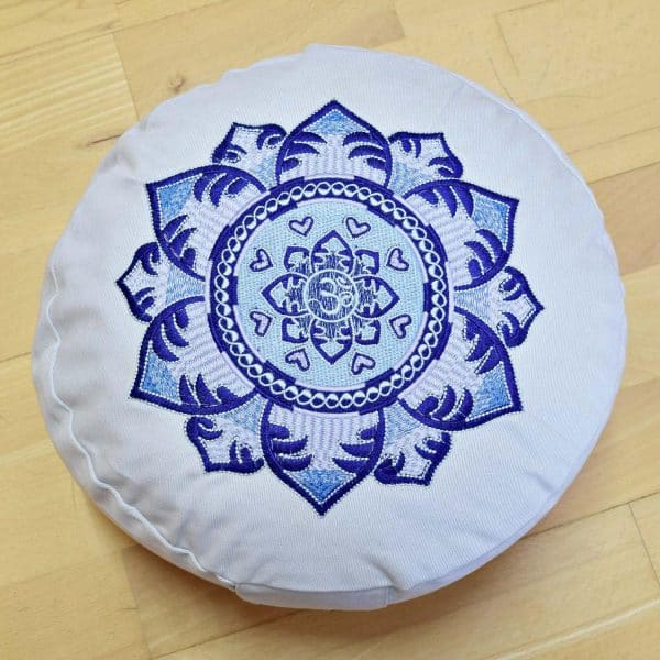 Baghi Sitzkissen in grau mit Om Mandala Stickerei in blau