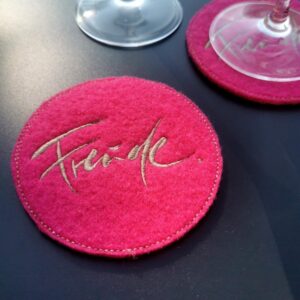 Glasuntersetzer magenta pink rund aus Filz mit dem Sign 'FREUDE' von Signs by Jwala