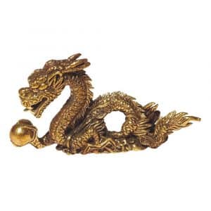 kleiner Glücksdrache mit Kugel aus Messing in 5 x 3 cm