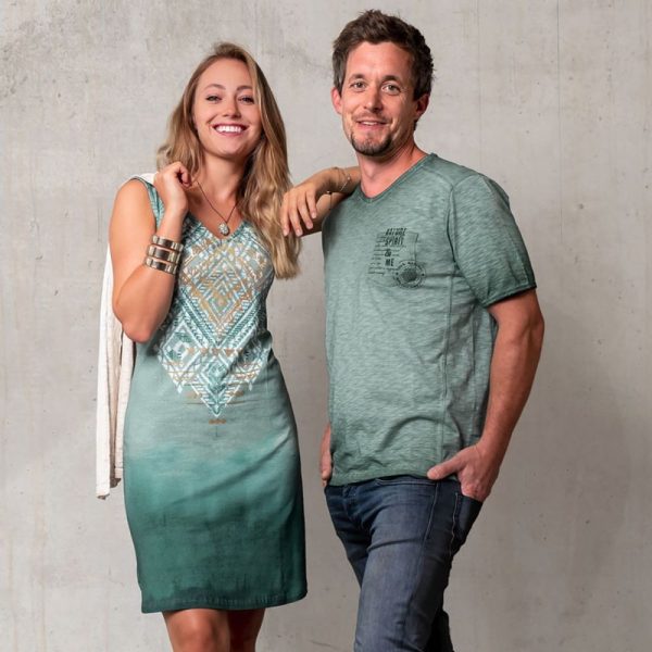 Kleid Bakti in smaragd und Partner Shirt