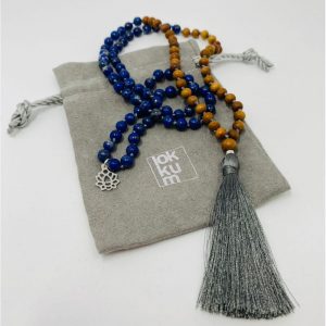 Mala mit Lapislazuli Heilstein, Sandelholz und grauer Quaste