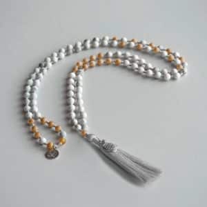 Spirit of Om Mala Howlith und Sandelholz mit grauer Quaste und der Blume des Lebens
