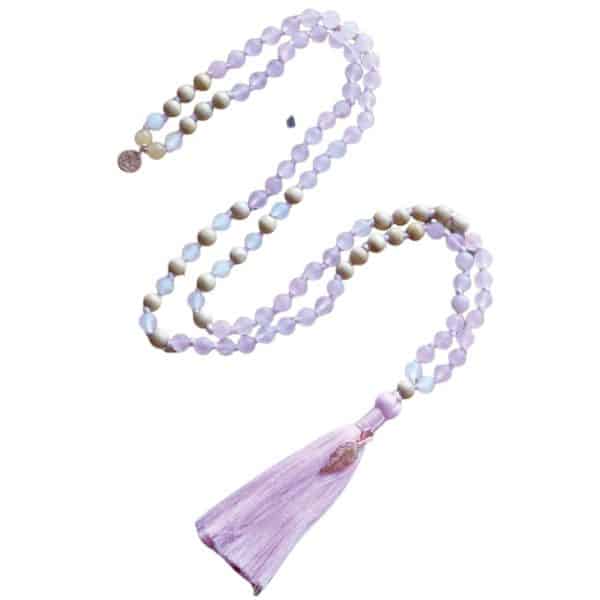 Spirit of Om Mala aus Rosenquarz, Schneequarz und Sandelholz