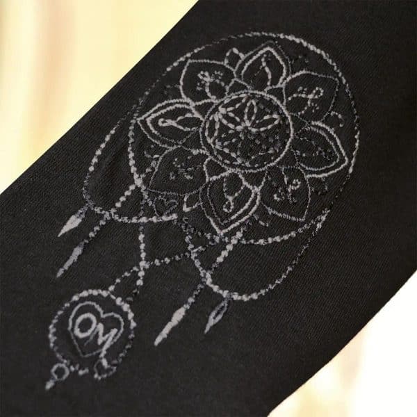 Spirit of Om Yoga Bambus Shirt langarm schwarz Stickerei am Arm