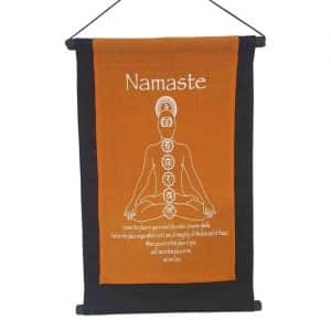 Wandbehang mit der Botschaft Namasté und dem Motiv Chakra Buddha in safran