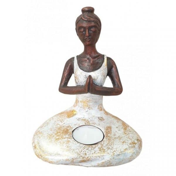 Yogini mit Teelicht