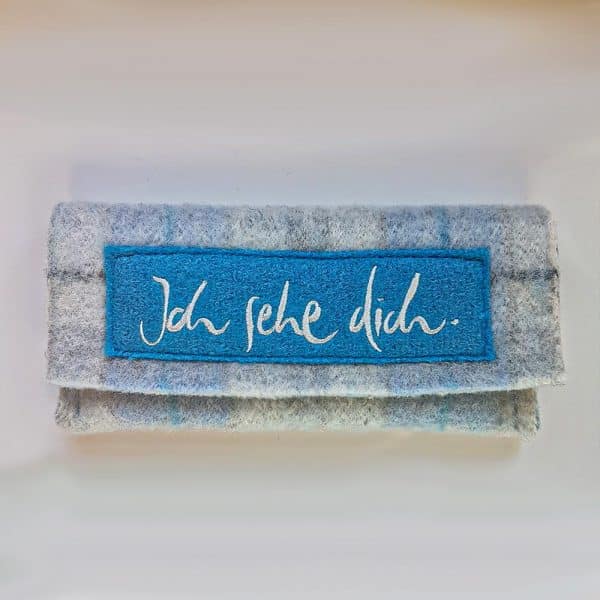 Brillentasche von Sign by Jwala® in Karo Babyblau mit der Stickerei 'Ich sehe dich'