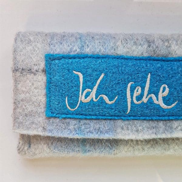 Brillentasche von Sign by Jwala® mit der Stickerei 'Ich sehe dich' im Detail